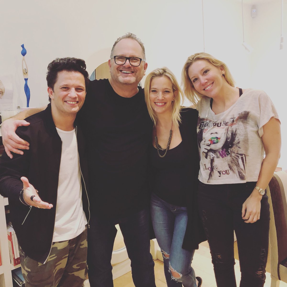 lulopilato's tweet photo. Que hermosa noche compartimos hoy con este gran hombre de Dios...Nos hizo revivir con sus canciones tantas cosas lindas ❤️ @MarcosWitt https://t.co/EUIZ7zGGol