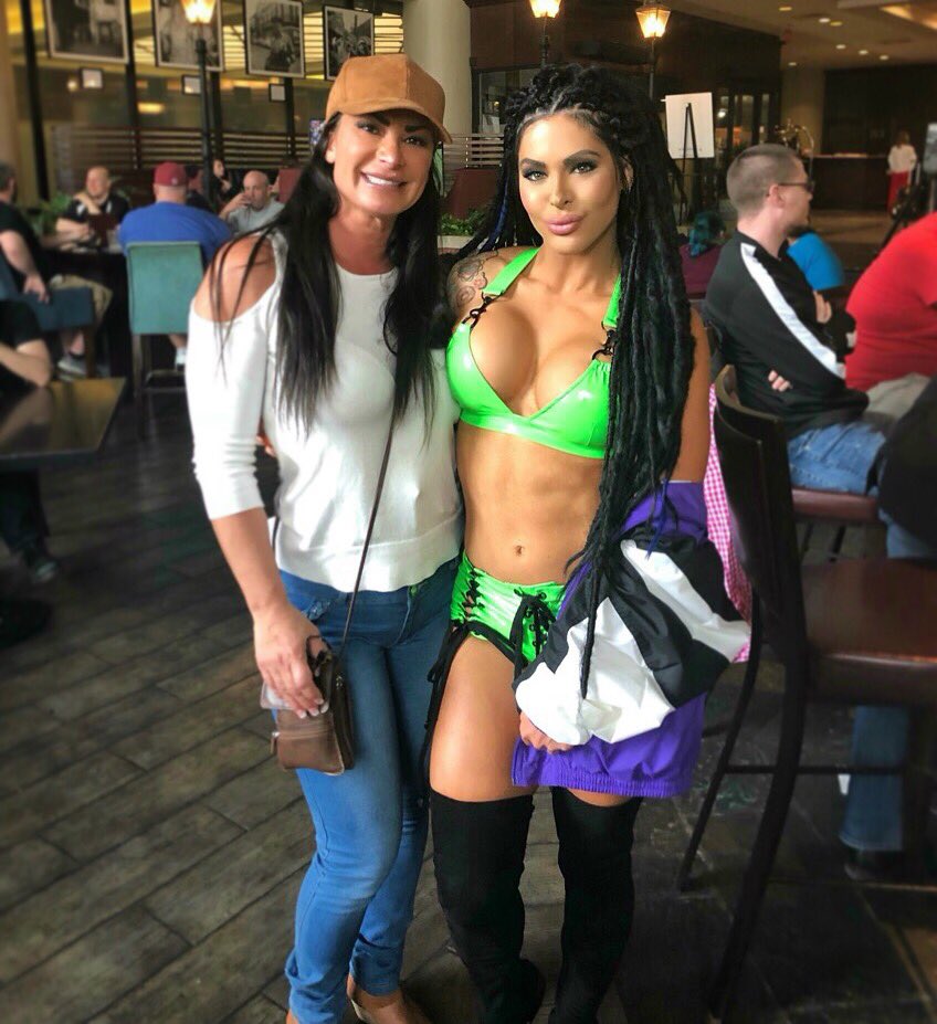 TheKatieForbes's tweet photo. I 💚 my Boo @REALLiSAMARiE 💕#BossesLinkUp #Wrestlecon #Wrestlemania34 #WWE #NewOrleans https://t.co/5gFkx3X1EE