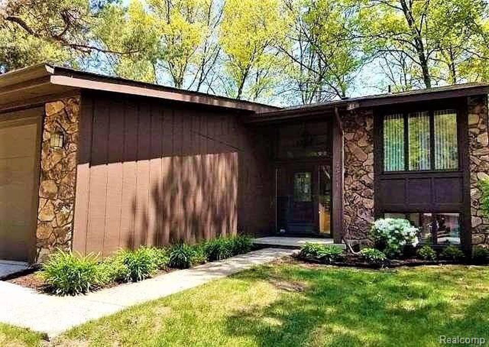 MelendezRealty's tweet photo. See what I found on @Zillow! https://t.co/XAAJxzdnYb https://t.co/f6eGJbKQXk