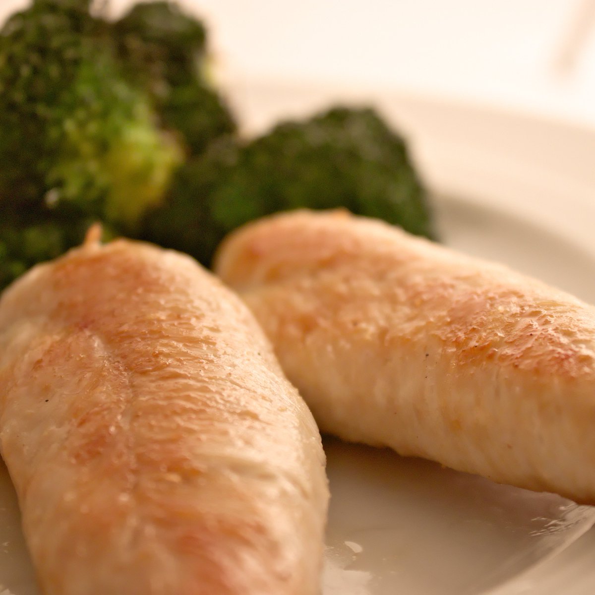 RealBurnHard's tweet photo. Taking the #healthy and #lowcarb option for #dinner doesn't mean it couldn’t be #tasty. What about #chicken with some #roastedveg like #broccoli? Tastes #delicious.
#healthyoptions #healthyfood #healthyfoodhealthylife #getshredded #fitnessfood #food #foodporn #fresh #delish https://t.co/yZv8BT7VHy