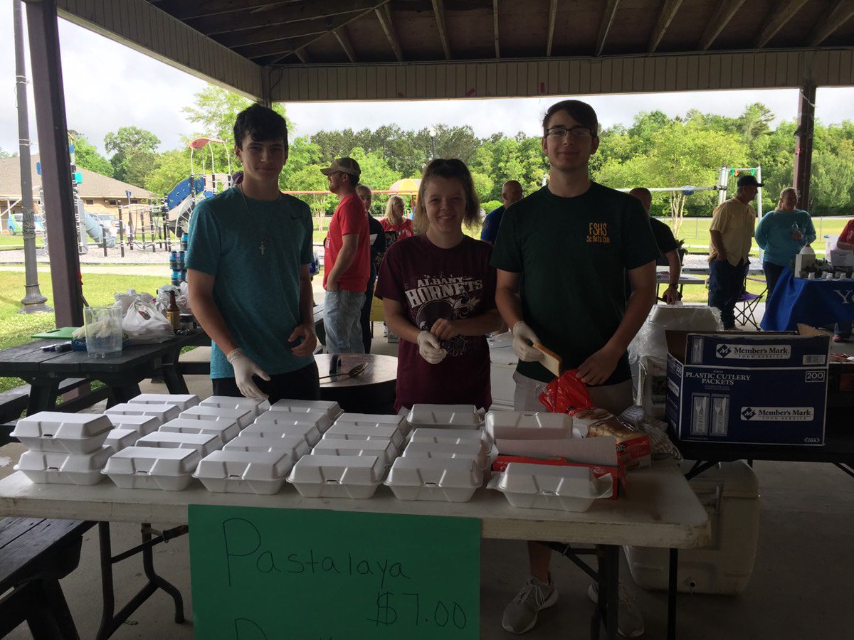 jenn_vulgamore's tweet photo. Shout -out to Mrs. Koles for allowing Beta to be apart of the Fill a Tummy 5k. Shout out to all our students who participated! #FSHSBeta @Gofshslions https://t.co/ywTyBQJ6Dk