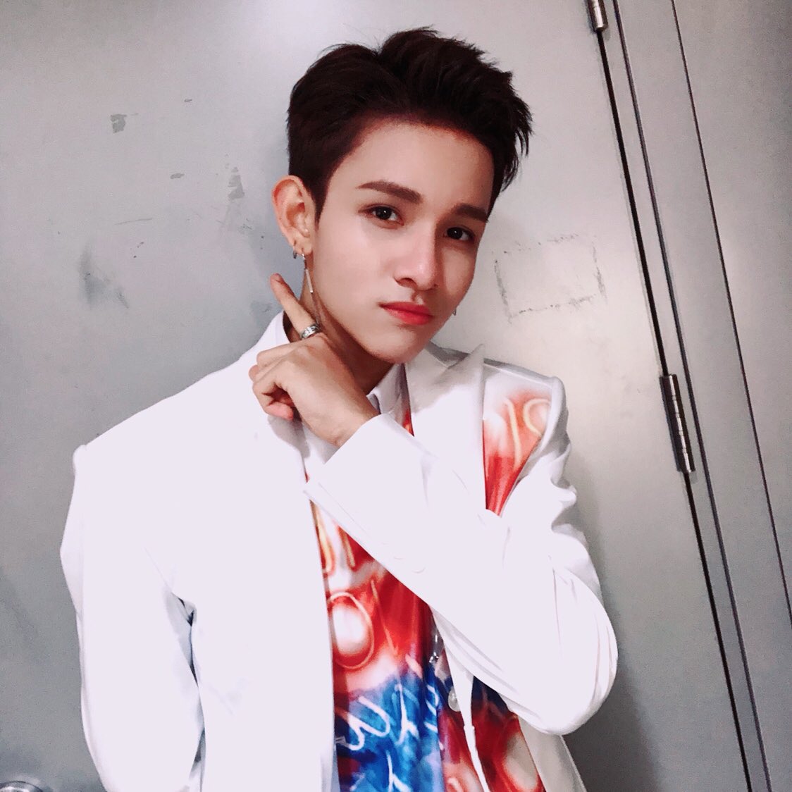 bravepunch_'s tweet photo. 180408 #인기가�� 무대 완료!❤️
우리 가넷❤️ 오늘 좋지 않은 날씨에도 많은 응원과 사랑 주셔서 너무 감사해요💕 오늘 옷은 따뜻하게 입었어요? 이번 한 주도 가넷과 함께할 수 있어서 행복하고 따뜻했어요😘 사랑해요💘
#사무엘 #Samuel #가넷 #Garnet #ONE https://t.co/T5GzUYqytl