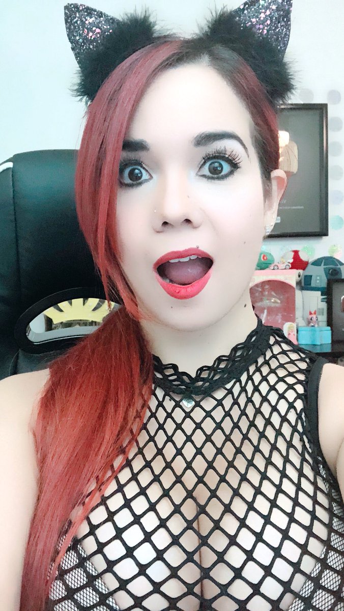 WindyGirk's tweet photo. LLUVIA DE DINERO DE FORTNITE💵👉🏻 https://t.co/LGNhy576Su 😱💰Ven a ganar V-BUCKS mientras juego! Sólo debes contestar mis trivias con el hashtag #windyvbucks 😉🎮🤑 DA RT y te saludo! https://t.co/KWaH9NcHQs
