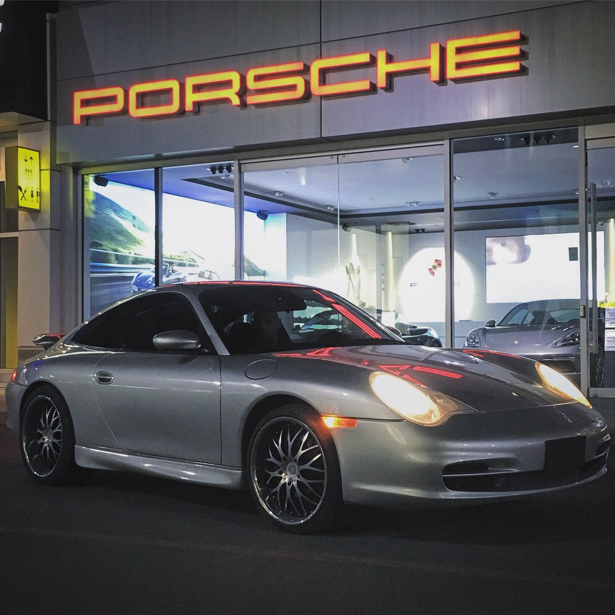 DocteurREIL's tweet photo. #porsche911carrera #quartierdix30 #porsche911 #porsche  #911 #996 https://t.co/fbOpeXBrWV