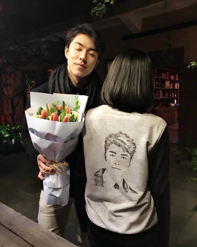 only9naphat's tweet photo. A lovely interaction between Nine and fans. Ahh~~ #naphat_nine #pimpaka @ cassie_bjh
See you this afternoon at the airport. 😊😊😊
#restierinshanghai #restierthailand
#nineinshanghai #shanghai
#9naphatfanclub
#naphatnine_cn
#九军
Photo by Cassie
Cr. naphatnine_cn https://t.co/oMRGvOWQhn