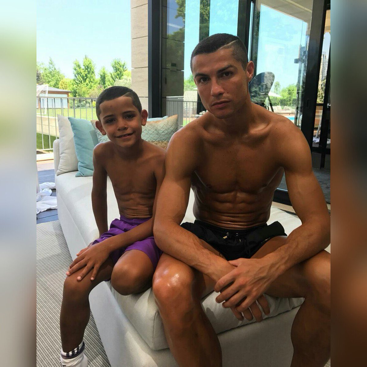 futtmais's tweet photo. “Um dia, Cristiano JR me pediu um IPhone. Não dei. Queria mostrar a ele que nem tudo que queremos é fácil conseguir. Ele deve aproveitar a infância. A educação é o melhor presente que posso dar a ele.”

- Cristiano Ronaldo https://t.co/FwvOzAd6vQ