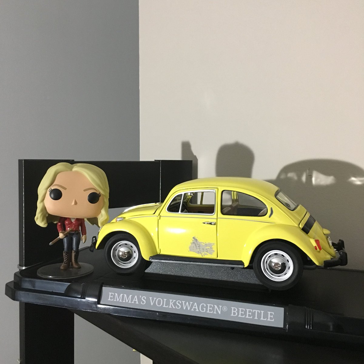 Jmo_duckling's tweet photo. Emma Swan and her bug ! ❤️❤️❤️#emmaswan #SWANDOGS @jenmorrisonlive https://t.co/NEYREPWxx4