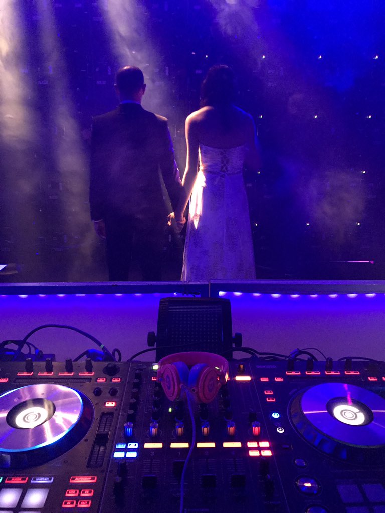 MarianoLeguiDj's tweet photo. Hoy @puropilar #cumplemarti @martifantozzi_
#marianoleguidj 🎧🔊🎶
#dj
#play #music #dancing #affter #party #festejar #fiesta #boda #c15 #fifteen #batmitzva #barmitzvah #dontstopthemusic #playsong #djing #djstyle #djlife🎧 #salones #eventos #fiestas #festejar https://t.co/zNoLLCW5Kg