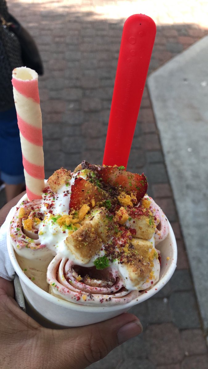 SantiUriano's tweet photo. #RollmeSome 🍧😋 https://t.co/wbaFhCvSWs