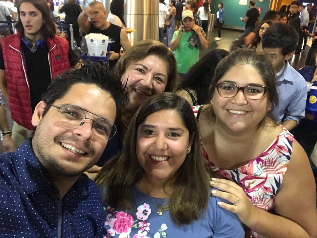 pamerg4's tweet photo. Como cuando de necia vuelves al mismo cine a ver #SobredosisDeAmorLaPelicula (xq la primera vez q fuiste no había luz) y te encuentras @GianPieroDiazOF @SchullerRenzoOF faltaste tu!!! @dachirg @Rosyg05 https://t.co/hNe8931SfT