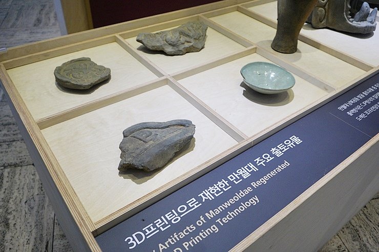 Beautylogs's tweet image. #개성만월대 

고려건국 1100년 '고려 황궁 개성만월대 남북공동발굴 서울특별전'이 #서울역사박물관 에서 4.29일까지 전시함. #개성만월대 는 송악산 고려 왕궁터로 최근 2007~2015 남북공동발굴조사함.만월대 유물을 3D로 복원 전시와 홀로그램 전시.고려황궁 회경전도 복원
#서울시미디어메이트