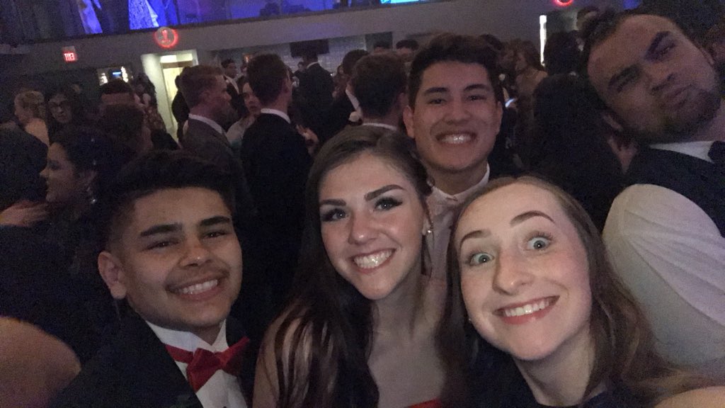 _morganneh's tweet photo. #HHSWolverinesProm18 https://t.co/R2eeOgeBgL