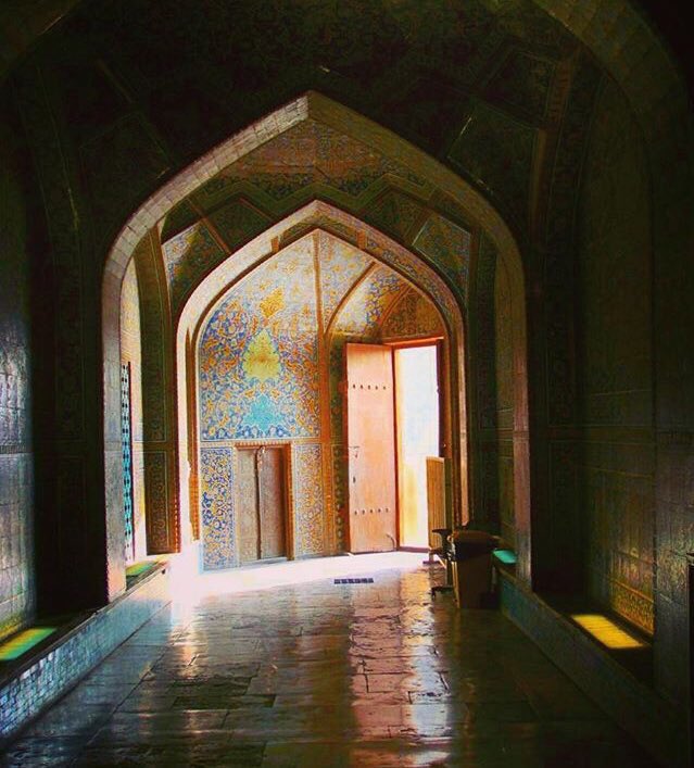 IranianWin's tweet photo. The tunnel from #AliQapuPalace to #SheikhLotfollahMosque (built by #ShahAbbas), for #Shah’s #women to get to the mosque without being seen, #Isfahan, #IRAN. #MagicalIran #architecture #art #lifestyle #IranianWomen https://t.co/Q0nW6CsixX