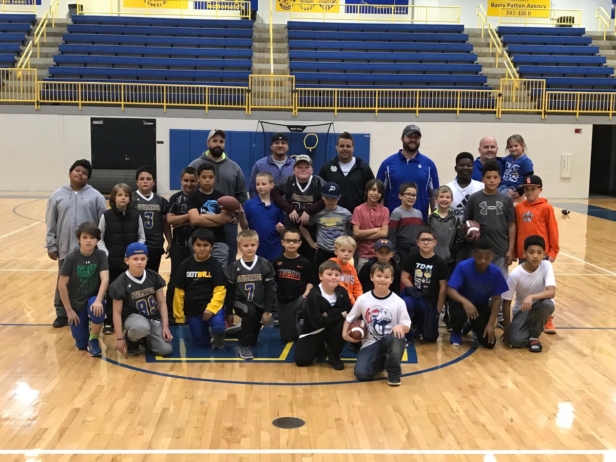 StwYouthFootbal's tweet photo. SHOUT OUT to @ZachSinor29 !!!!! The boys with SYFA appreciate you more than you know!!! Thank you for volunteering your time for the Stillwater youth.  We signed up 61 football players and 8 cheerleaders today with your help!!!  WOW!!  #Sinor4heisman https://t.co/SKGMcOWBa8