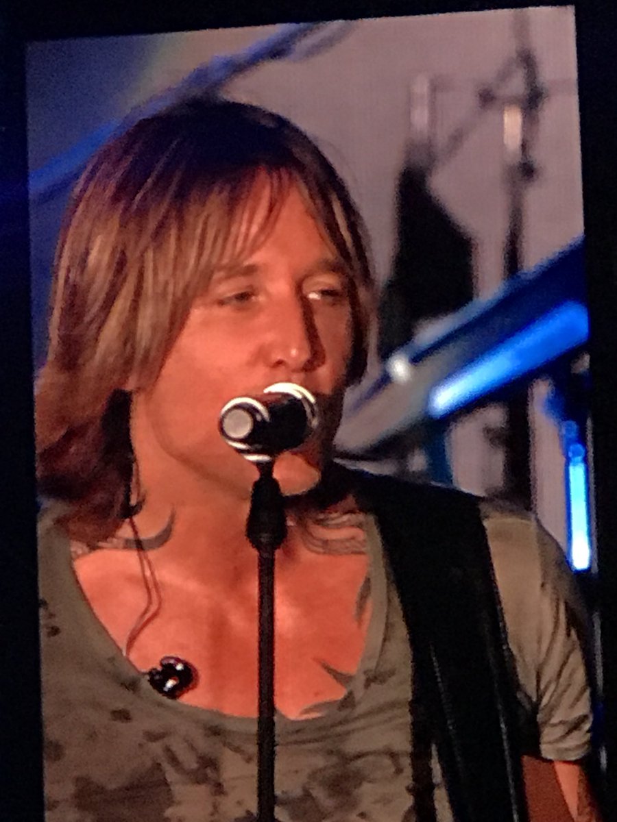 barbiedoll_eyw's tweet photo. @KeithUrban Amazing performance #tortugafest  #bestconcertever 💕🎶 https://t.co/fJafpxTTCf