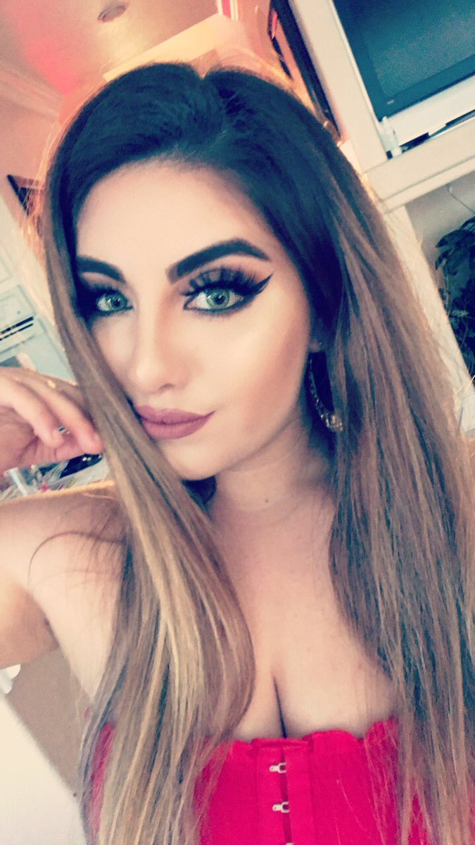 Kari2classy's tweet image. Tonight’s look 👀 ❤️🤟🏻#redismycolor #cuisillostonight #troyana&amp;amp;bandacarnaval 🎪