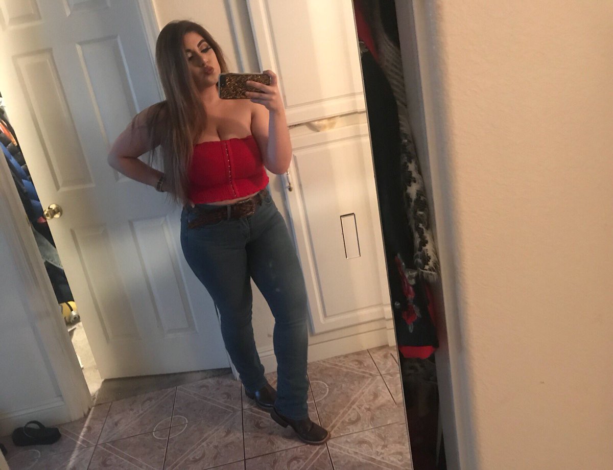 Kari2classy's tweet image. Tonight’s look 👀 ❤️🤟🏻#redismycolor #cuisillostonight #troyana&amp;amp;bandacarnaval 🎪