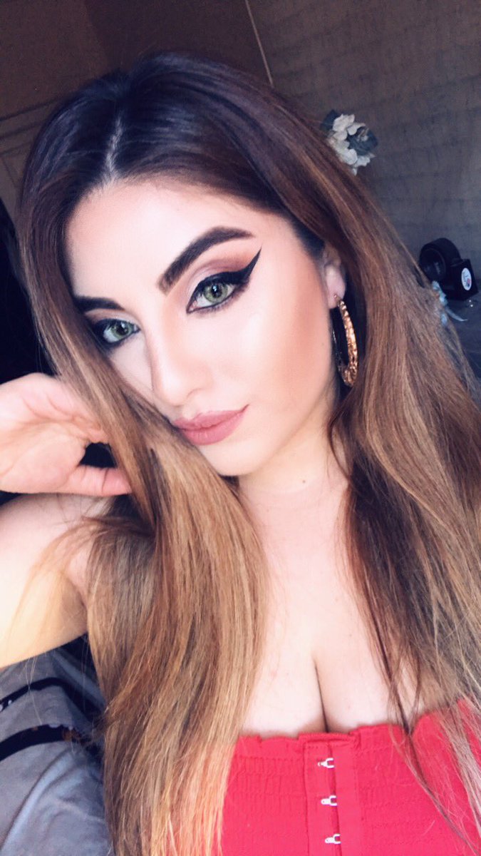 Kari2classy's tweet image. Tonight’s look 👀 ❤️🤟🏻#redismycolor #cuisillostonight #troyana&amp;amp;bandacarnaval 🎪