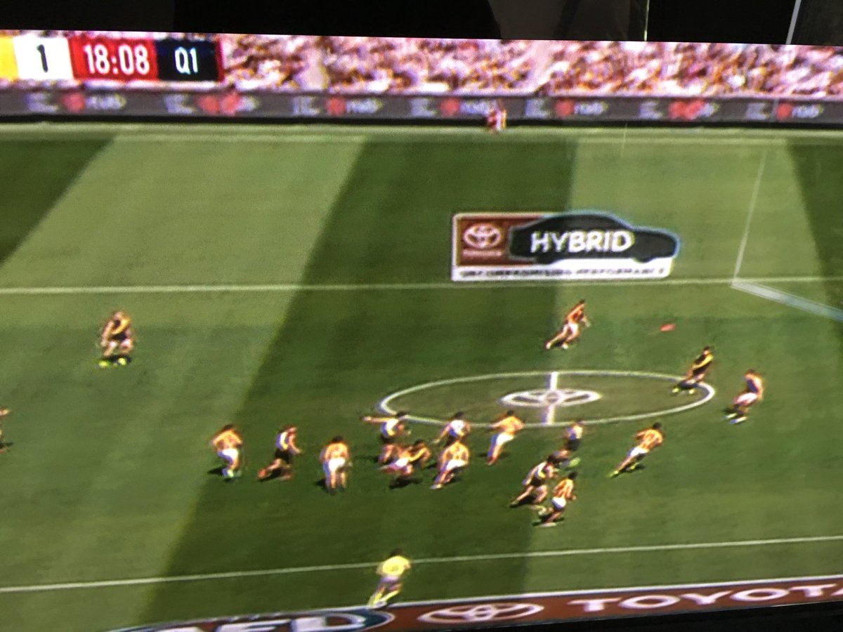 iDrinkSlabs's tweet photo. What’s the point having clash guernseys when they’re not used?! #AFLTigersHawks https://t.co/Zv34Mzeq9Q
