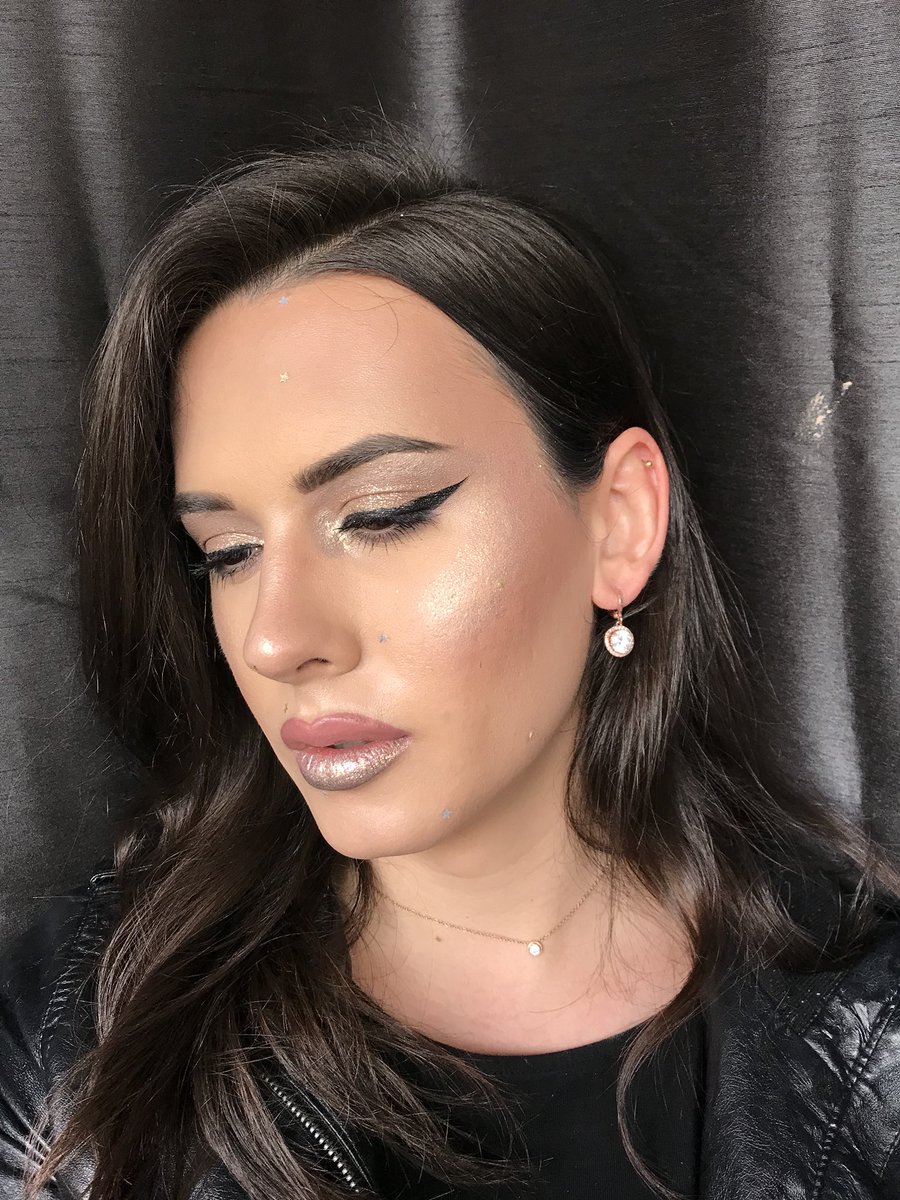 therosemontoya's tweet photo. LIVING for the new @MACcosmetics glitter! I’m wearing bronze and iridescent glitter on my lips and silver stars as freckles with gold and iridescent white on my eyes and cheeks ✨✨✨ #macglitter #macartistchallenge #maccosmetics https://t.co/khYfvq330t