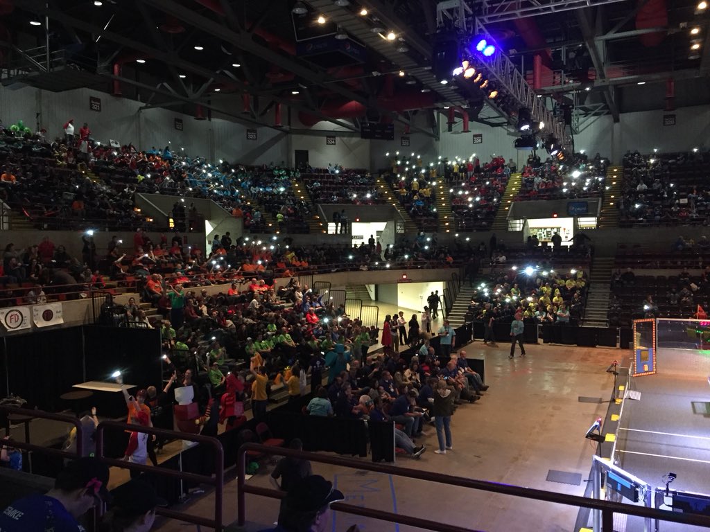 FRCTEAM2530's tweet photo. Sweet Caroline before a sweet goodbye to a wonderful tournament 💚 LAX was wonderful!!! #FIRSTPowerUp #omgrobots #7RRC https://t.co/mAhnngkojB