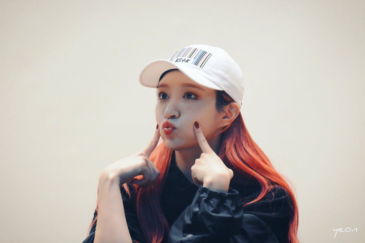 ____YEON____'s tweet photo. 20180407 EXID 분당 팬사인회 
귀엽쟁이😘
#하니 #안희연 #exid #LADY #내일해 https://t.co/eCiNeSnY3X