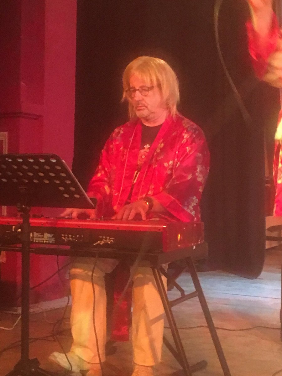 Uncanny resemblance to <a href="/Baddiel/">David Baddiel</a> in ABBA Tribute band I saw last night