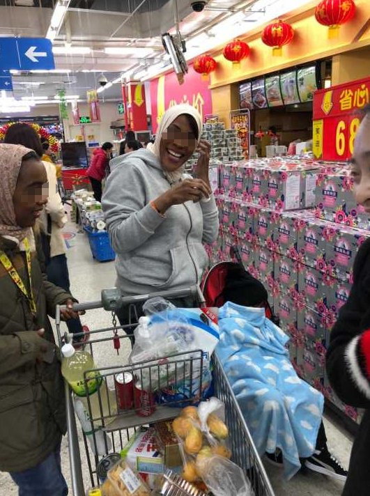 Go shopping

Do you like go shopping? For female, it is one of the most happy things. In the afternoon, we accompanied this family to the nearby supermarket. Look, how happy she is.