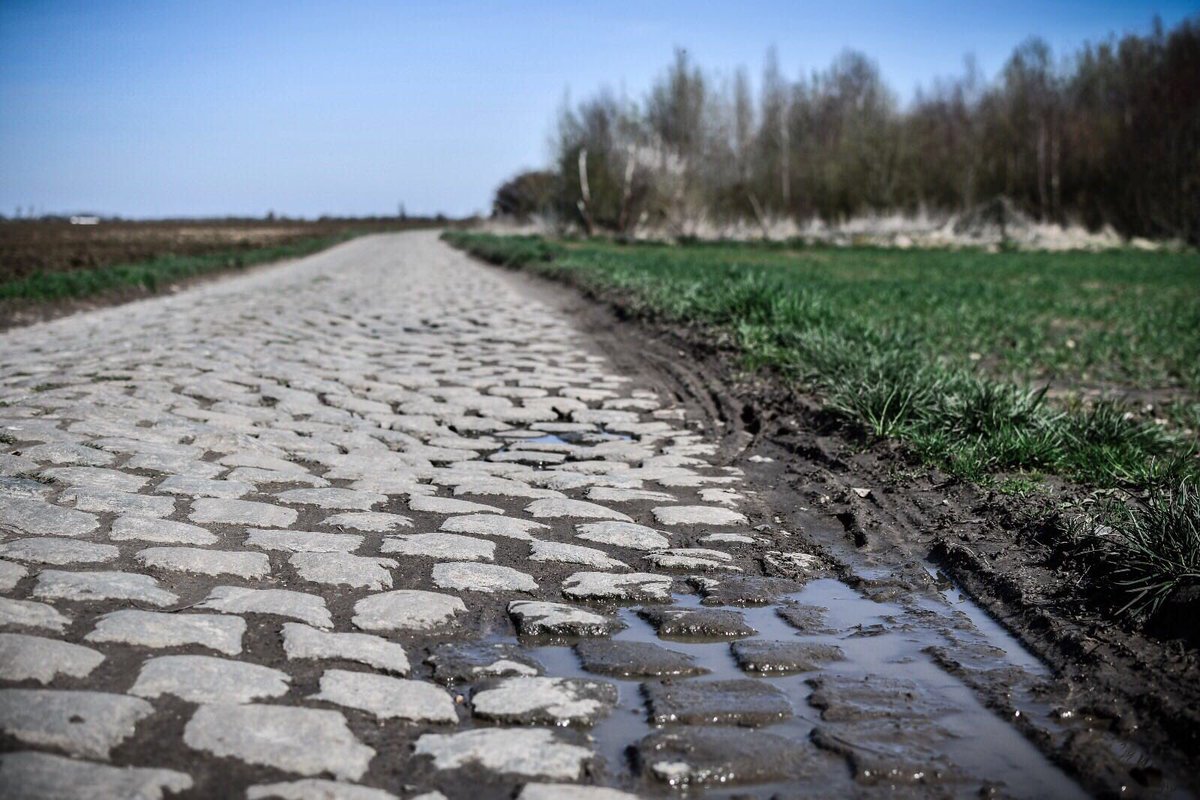 picnicpostnl's tweet photo. #ParisRoubaix 🇫🇷

2️⃣9️⃣ sectors.
5️⃣4️⃣.4️⃣km of cobbles.
🔥6,076,000 cobblestones over 257km.
😱19,440 cobblestones were replaced for the 2018 edition.
⚡️In 2017, only half of those who started finished the race. 
🥇Team Sunweb’s best result.

#KeepChallenging https://t.co/VwcvKhIlZJ