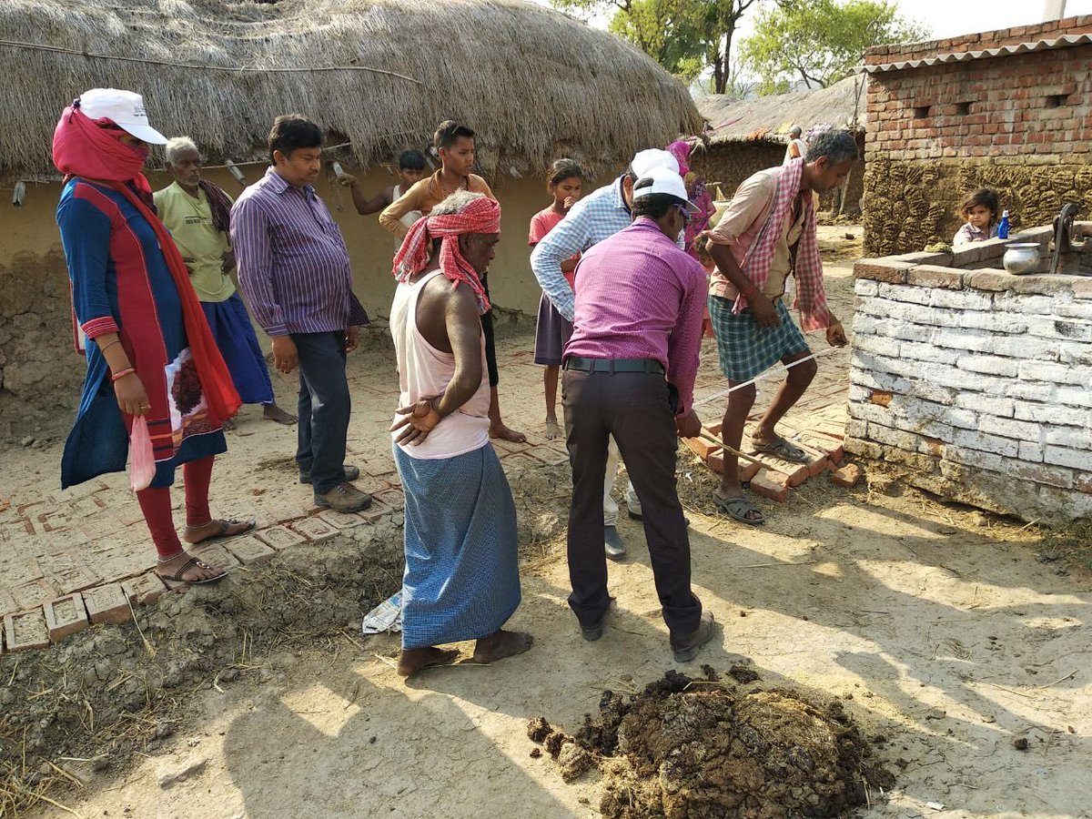 paramiyer_'s tweet photo. Swachhagrahis from Chattisgarh joining @swachhbharat field activity  in one of Bihar’s districts during this week’s #ChaloChamparan campaign. https://t.co/goWz9iY1UC