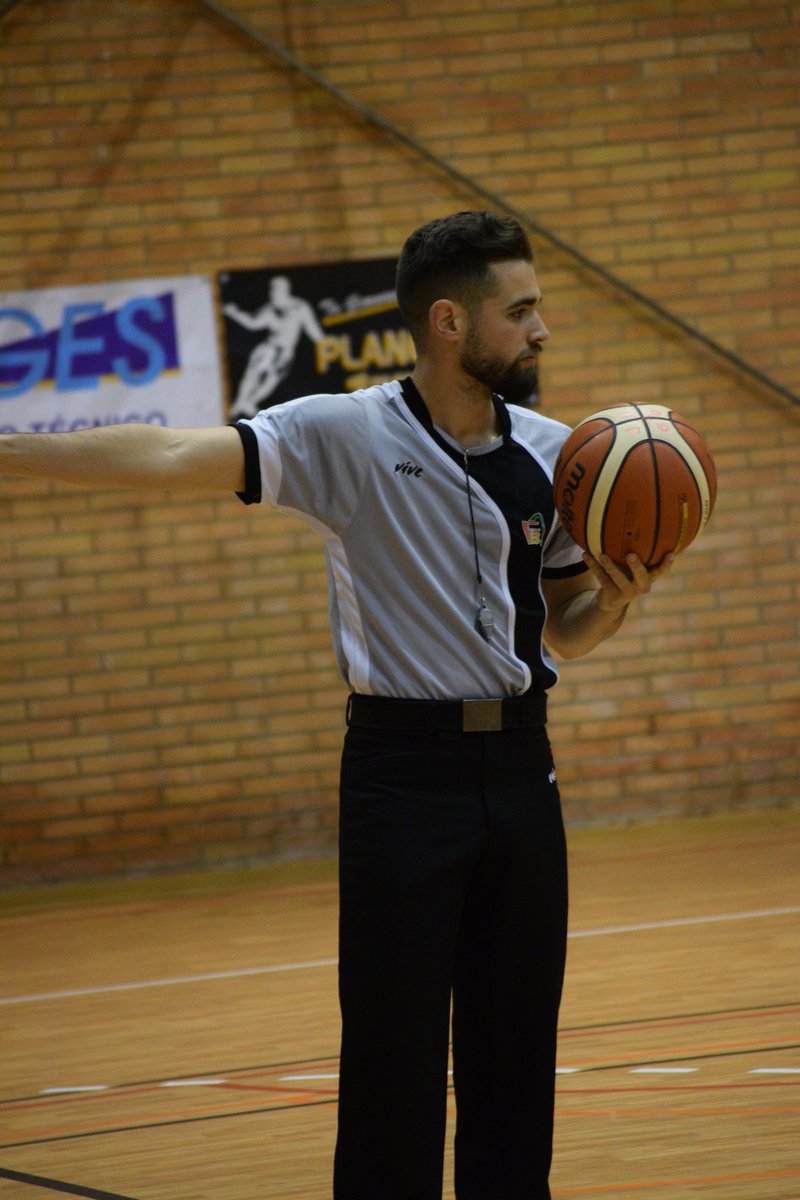 SevillaFaB's tweet photo. ๐ฃ Final del Primer Periodo @CBFresas 17 @cdgines 14 Partido igualado en estos primero minutos. #FCCADMAS18 https://t.co/JvlShoo9lX
