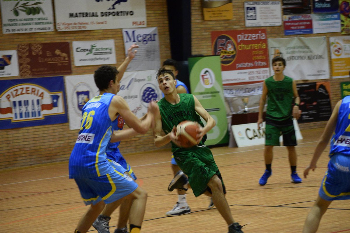 SevillaFaB's tweet photo. ๐ฃ Final del Primer Periodo @CBFresas 17 @cdgines 14 Partido igualado en estos primero minutos. #FCCADMAS18 https://t.co/JvlShoo9lX
