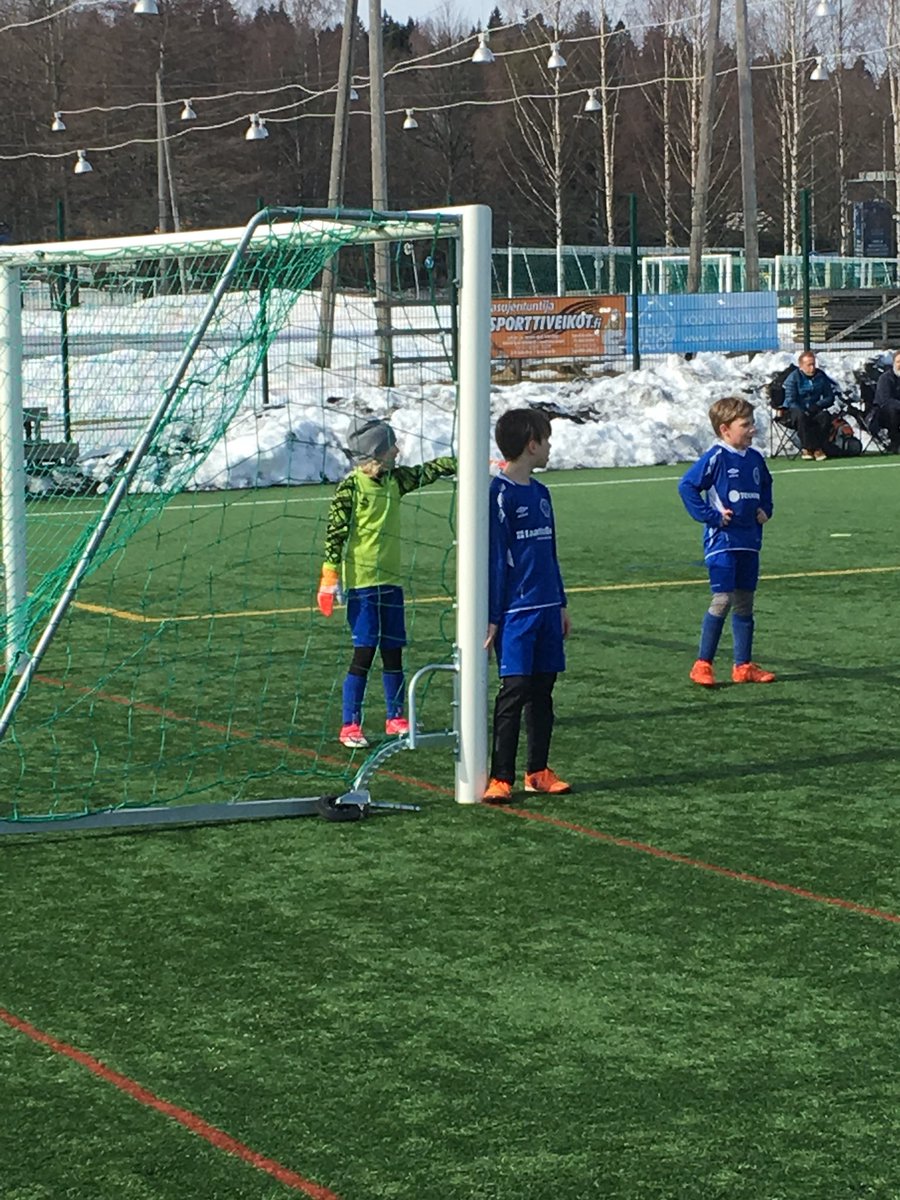 aulis_valtteri's tweet photo. Eilen katseltiin #manutd #valioliiga matsi. Tänään piti päästä maaliin #miniliiga’ssa #hjs_fi #jäps #pulleri #esikuvanvoimalla #DeGea https://t.co/lJ5decVn14
