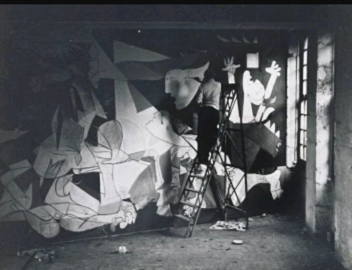 JaumeMayor's tweet photo. Según se cuenta, un oficial alemán le preguntó a Picasso ante una foto del Guernica: “¿Ha hecho usted esto?”. Picasso respondió: “No, han sido ustedes”
Pablo Ruiz Picasso moría #TalDíaComoHoy de 1973. https://t.co/WofZS3iwhB