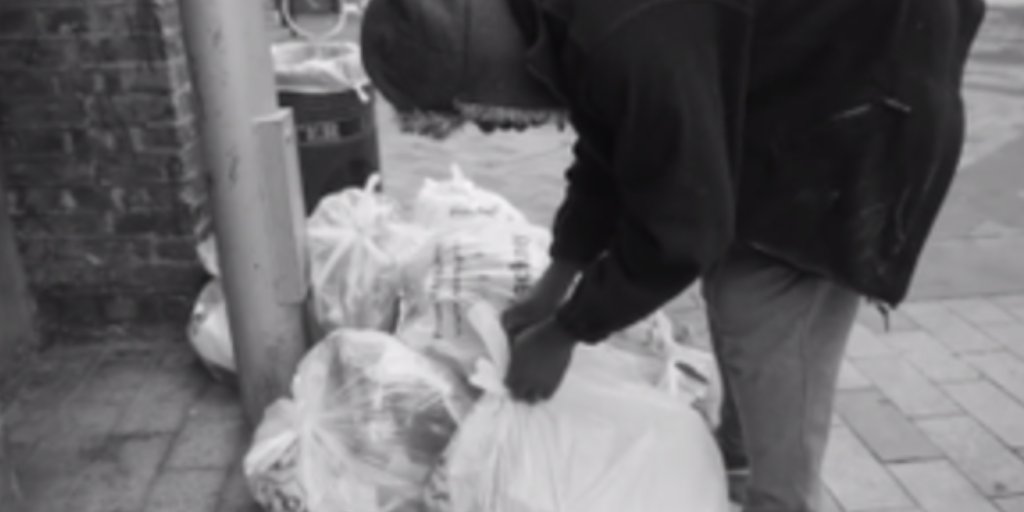 Do_We_Mind's tweet photo. A blanket, a cup of tea, a sandwich, a chat or just a smile, an act of kindness to a homeless person, who you may see on your journey in your everyday life... We do this everyday and we fully support this campaign @ed_accura https://t.co/WVMjxILTVA #NorthantsKindness #Homeless https://t.co/OHeU5WPn1L