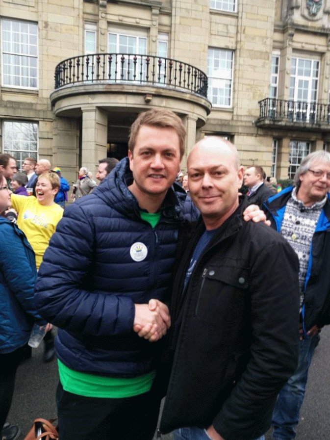 dannystafford's tweet photo. Local MP @JamesFrith meets @dannystafford star of the New Bury based Comedy "Itchy Brits" @itcy view the trailer at - https://t.co/Fo1meDMge5 https://t.co/NihkwS0cvb https://t.co/c3TpIrBJIU #ITCHYBRITS #BarryLemon #NigelDelmonte #DragQueen #ActorsLife https://t.co/hXHYToA0bG
