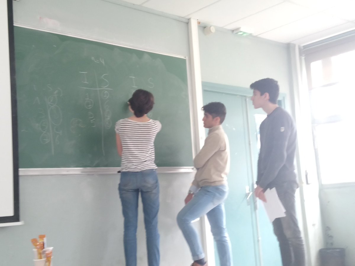 TFJM2's tweet photo. Bataille très corsée au #TFJM de Lyon à @insadelyon ! https://t.co/gSgqOiXPye