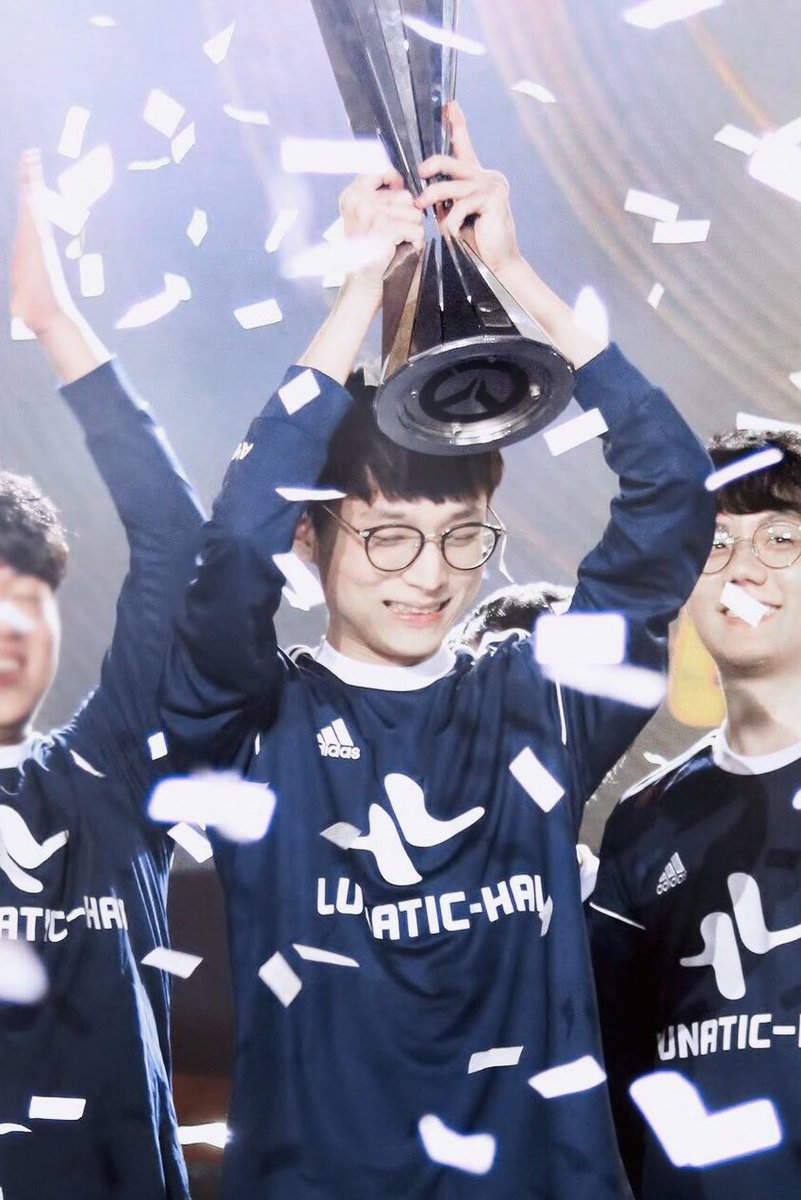 underthemoon_n's tweet photo. 170408 APEX S2 FINAL 벌써 1년 🏆🏆🏆 https://t.co/NSjCPLMBL4