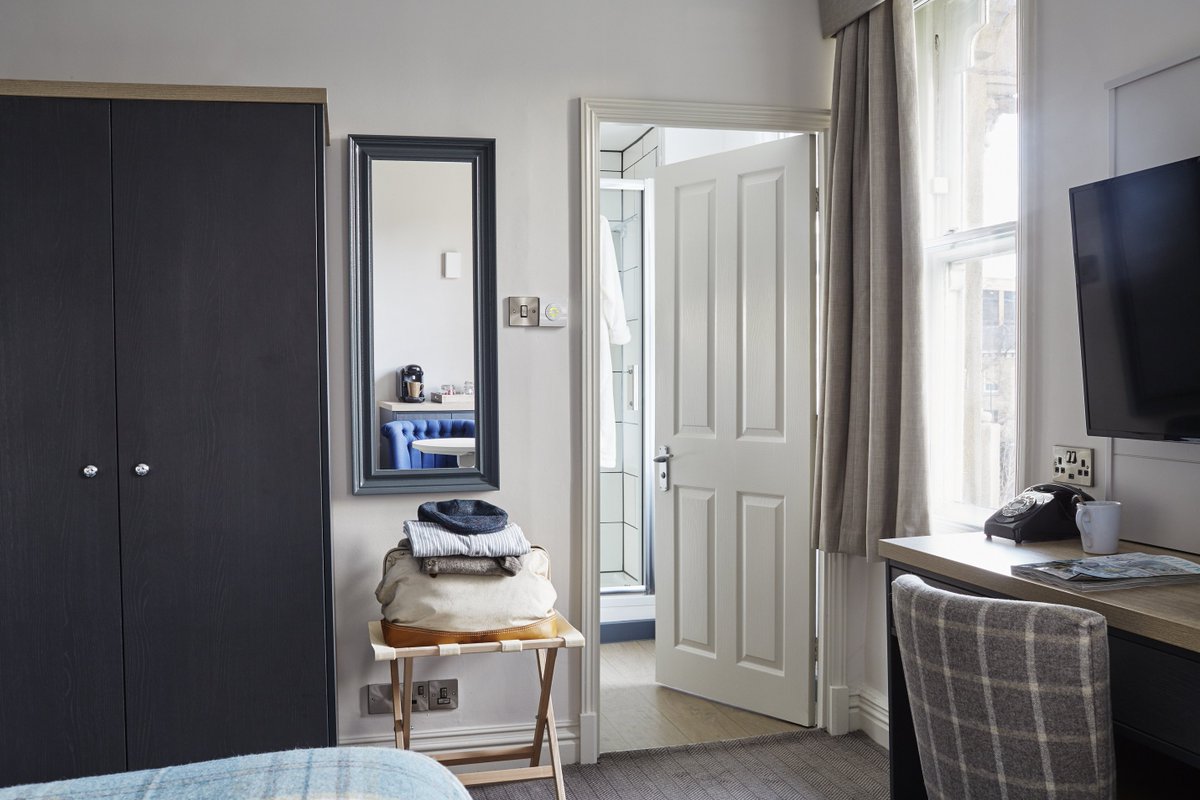 oliver_redfern's tweet photo. Its the little things for @CandCHotels designing the sample bedroom. Warm neutral tones mixed with comforting textural finishes and of course a uniquely bespoke 'Duck cushion' for upcoming #countrylivinguk branded hotel. https://t.co/GzRT9NxuDC