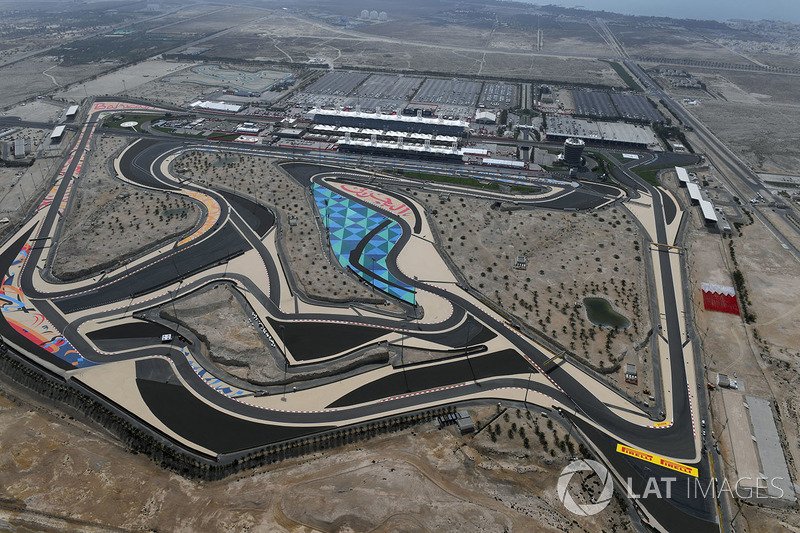 es_Motorsport's tweet photo. #Galería de #fotos: el sábado del #BahreinGP de #Formula1 desde el aire https://t.co/yfiwRcpriP
#F1 #BahrainGP @BAH_Int_Circuit https://t.co/cOq6w5li0C