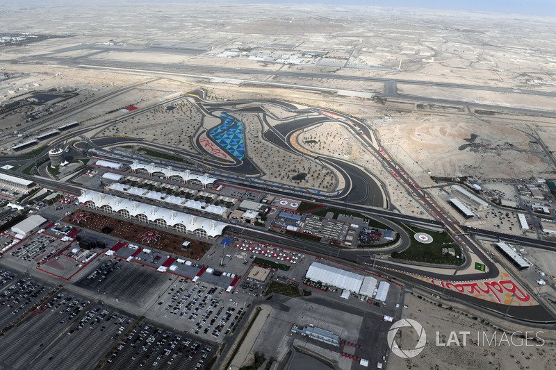 es_Motorsport's tweet photo. #Galería de #fotos: el sábado del #BahreinGP de #Formula1 desde el aire https://t.co/yfiwRcpriP
#F1 #BahrainGP @BAH_Int_Circuit https://t.co/cOq6w5li0C