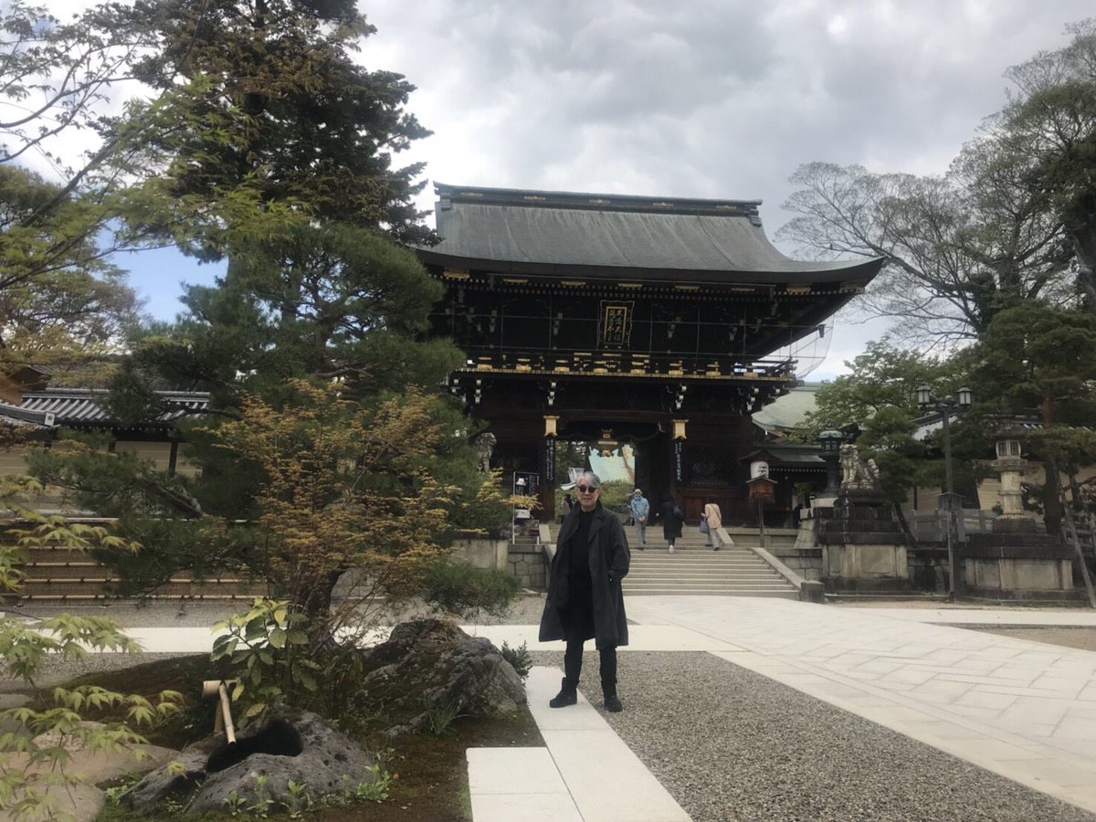 takashi_mtmt's tweet photo. 京都、北野天満宮に、縁あって、松を寄贈しました。文道館が新築された記念です。参道沿い、門の左手前ですので、立派な松に育つといいな。学問の神様、言葉の神様に自分の名前を持つ樹を供えられて、まことに光栄です。 https://t.co/9kpSYJ1caC