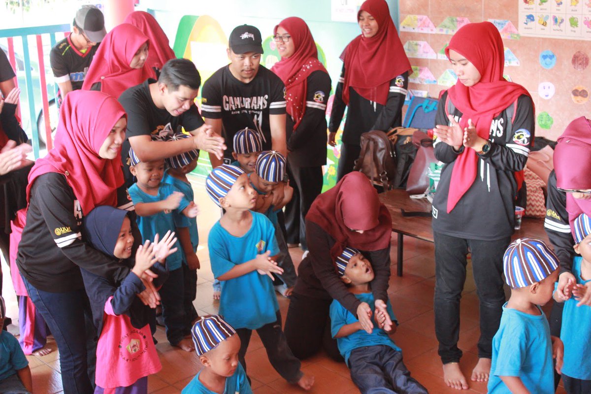 PenyuUtara's tweet photo. "Anak2, Allah baik tak? Allah baik kan, Dia hantar abang2 dengan akak2 untuk bersama2 kita harini"
Happy to share the happiness with these lovely little angels at Rumah Jagaan Hidup Matiku, Jitra last March.
Love is for everyone. Share the love

#permatauum
#permataterengganu https://t.co/XtTeSsYICX