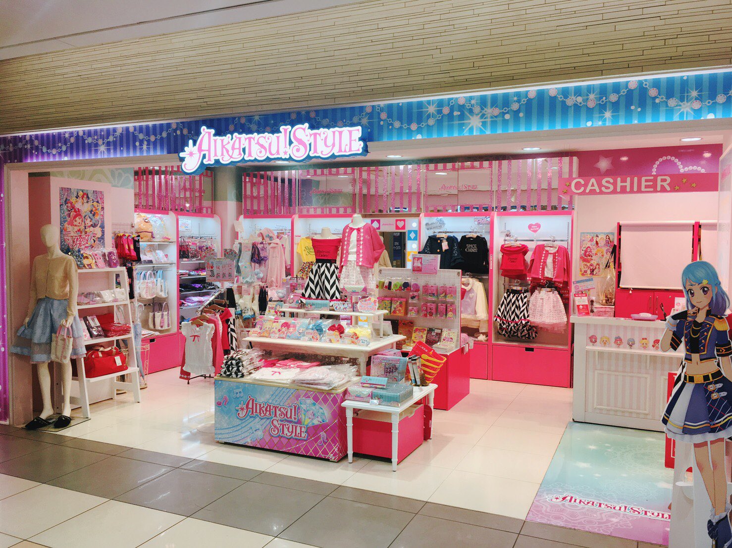アイカツ シリーズ データカードダス公式 アイカツ スタイル東京駅店 税込00円購入でアイカツ カードやポストカードを配布中 ご来店お待ちしてます アイカツ オフィシャルショップ 浅草roxまでは 山手線 秋葉原でつくばexpに