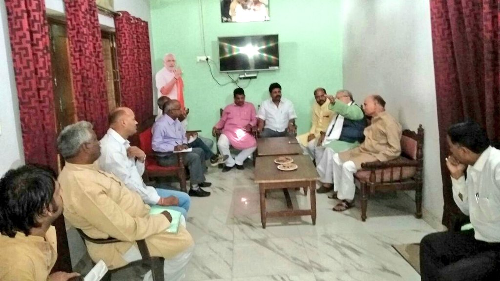 KalrajMishra's tweet photo. कसया विधायक श्री रजनीकान्त मणि के आवास पर कार्यकर्ता के साथ
#DeoriaUpdate https://t.co/RzM5SNmTe8