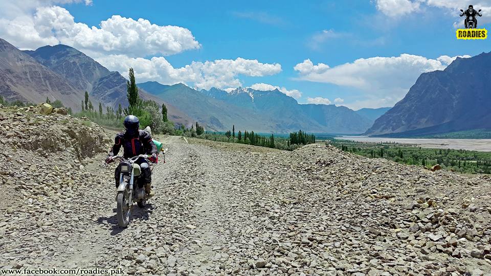 Roadiespak's tweet photo. #roadiespak
Shigar to Askholi Track Skardu Baltistan Pakistan - Off Roads Lover
#travelphotography #wanderlust #doyoutravel #travelmore #goexplore #lovetotravel #adventurethatislife #workandtravel #pakistan #mountains #nature #travel #dawndotcom #etribune #travelbeautifulpakistan https://t.co/nkV7qcCL4p
