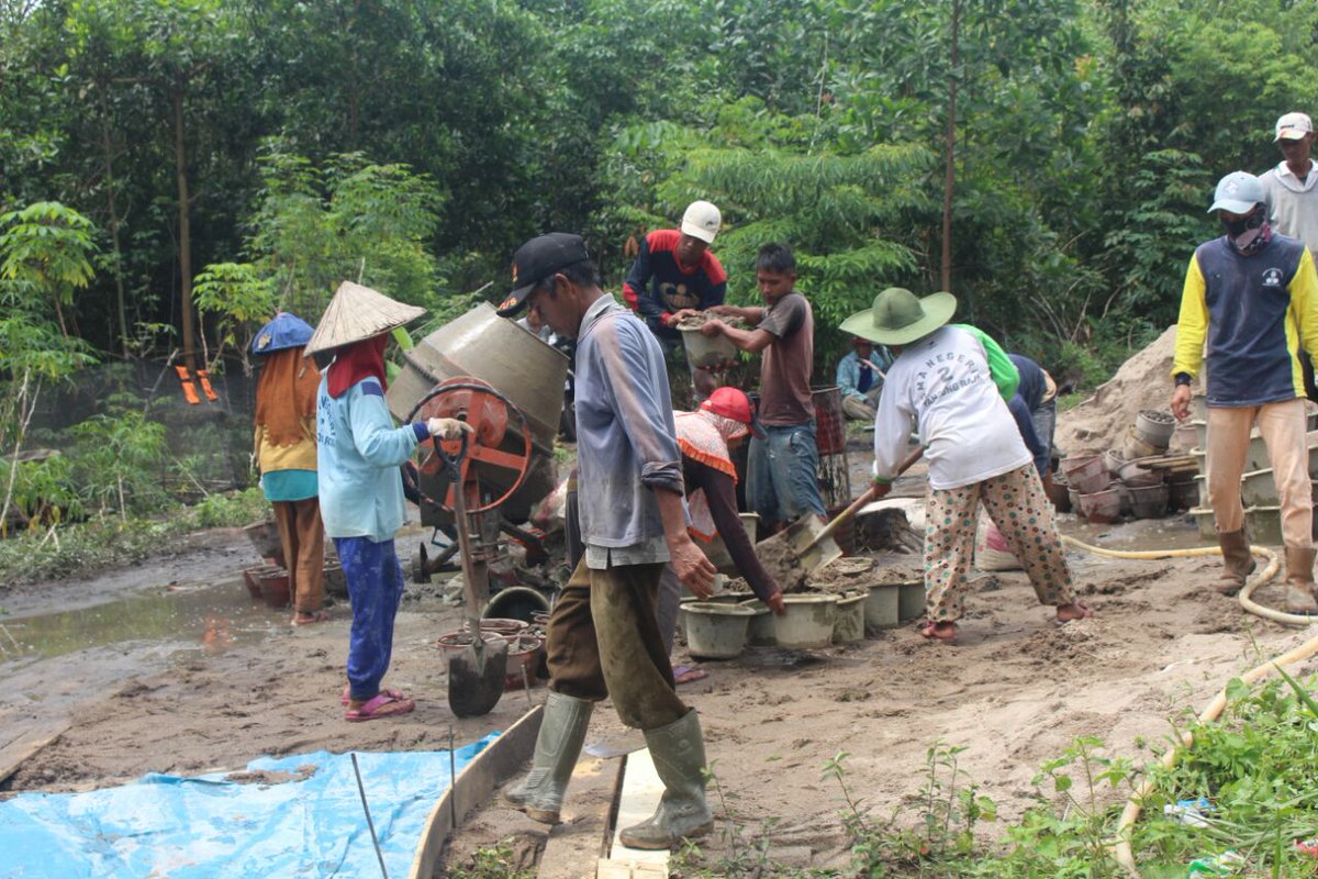 IrwdOIPSD's tweet photo. #padatkaryatunai
RTM, Pengangguran dan anggota keluarga penyandang Disabilitas dalam padat karya Tunai 2018 baik laki-laki dan perempuan dalam meningkatkan kesejahteraan dan penurunan angka Stunting 
#PadatKaryaTunai2018 
#tppisumsel
@EkoSandjojo 
@anwsanusi 
@taufikmadjid71 https://t.co/2OAhkz2DPj