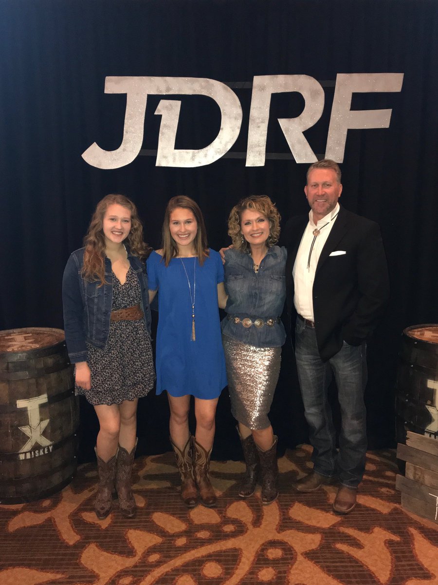 CBS11Karen's tweet image. So glad to have been able to emcee tonight’s JDRF Promise Ball in Fort Worth. And grateful that I had most of my family with me too! Working to make #TypeOneTypeNone @kylieborta @ktborta @JDRFgrfortworth