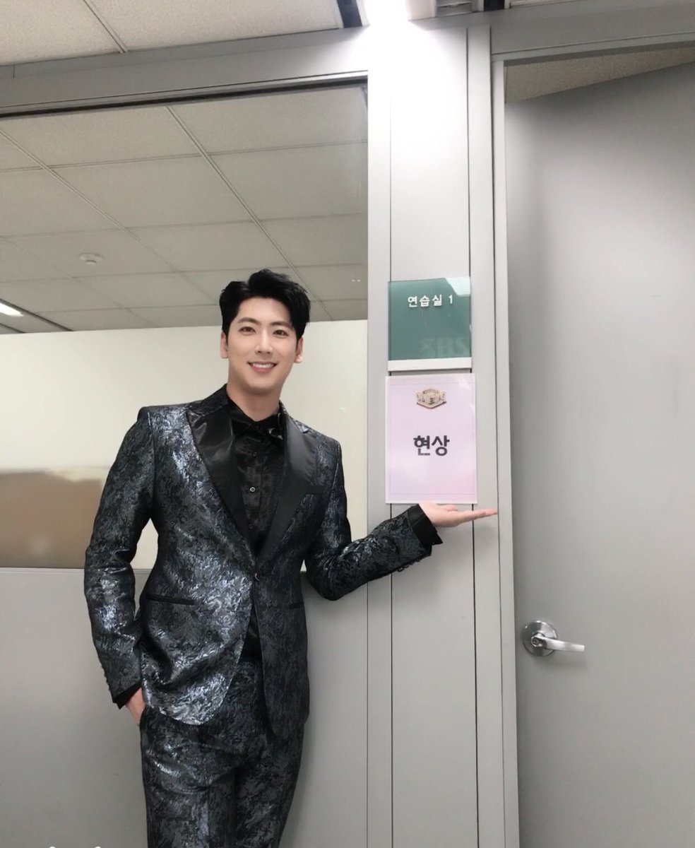 singerchoi's tweet photo. #Today #인기가요 🎤 #sbs #대기실  팬여러분들 잘먹었어요~!!! 항상 고마워~~최고^^ #thankyou #ありがとうございます  
ファンの皆さん 👍最高 https://t.co/ZKPJK0AKeq
