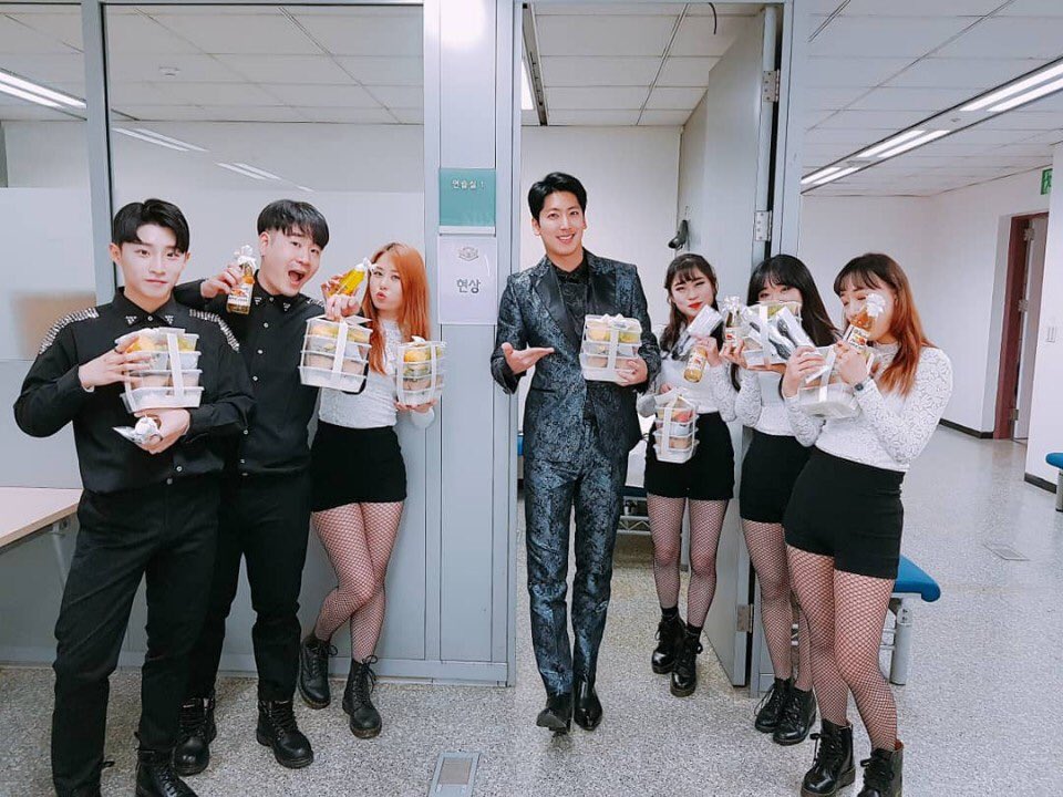 singerchoi's tweet photo. #Today #인기가요 🎤 #sbs #대기실  팬여러분들 잘먹었어요~!!! 항상 고마워~~최고^^ #thankyou #ありがとうございます  
ファンの皆さん 👍最高 https://t.co/ZKPJK0AKeq